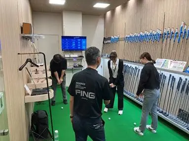 人, フェンス, 屋内, 男 が含まれている画像
AI 生成コンテンツは誤りを含む可能性があります。